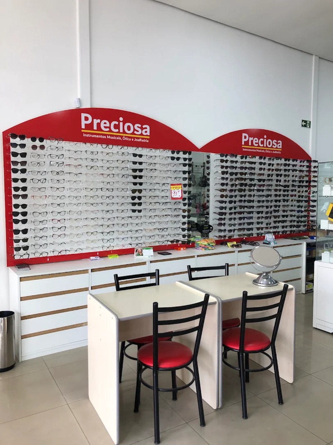 Expositores de armações e óculos na Preciosa