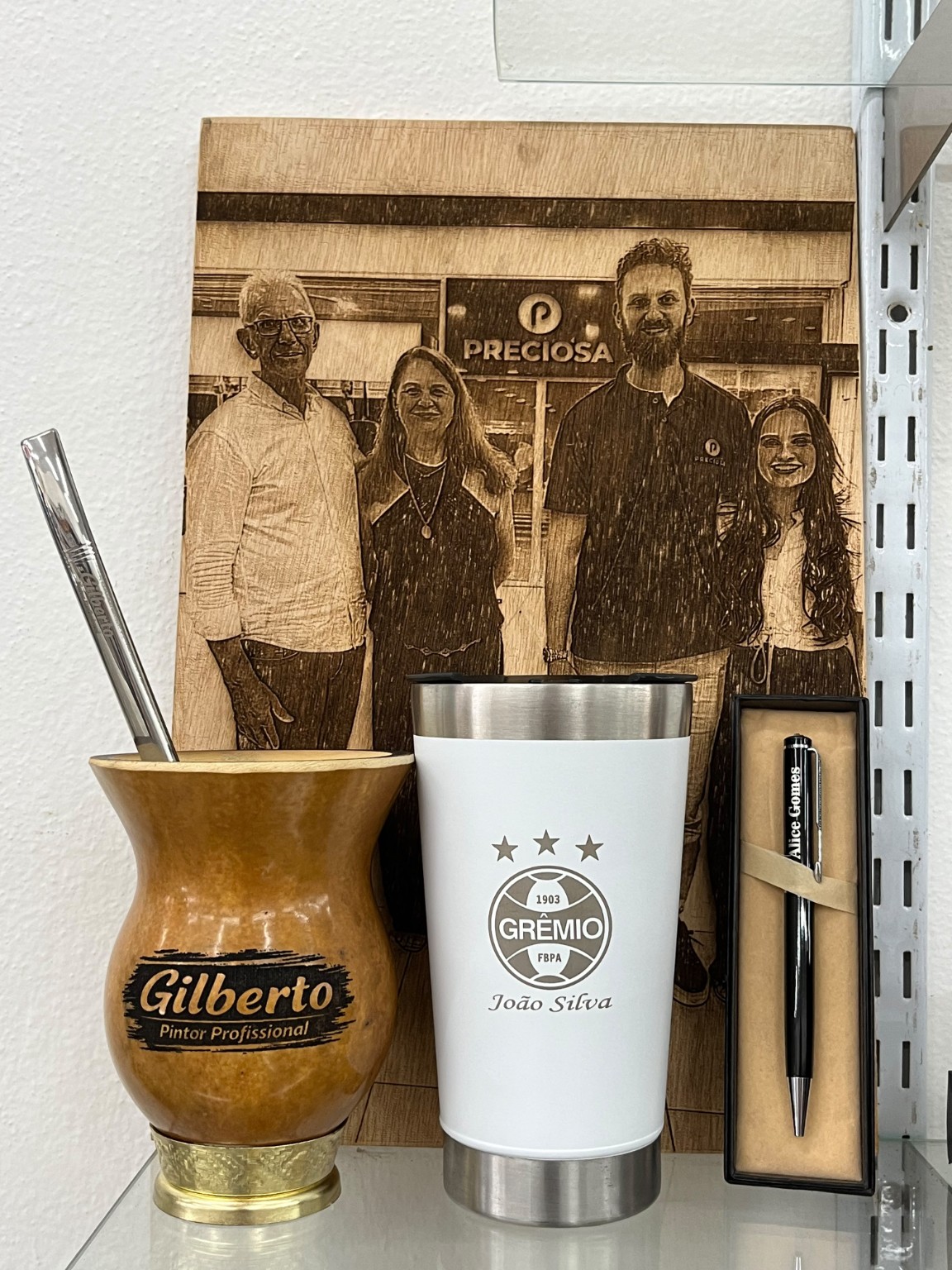Produtos personalizados da Preciosa: cuia, copo, caneta e quadro gravado a laser