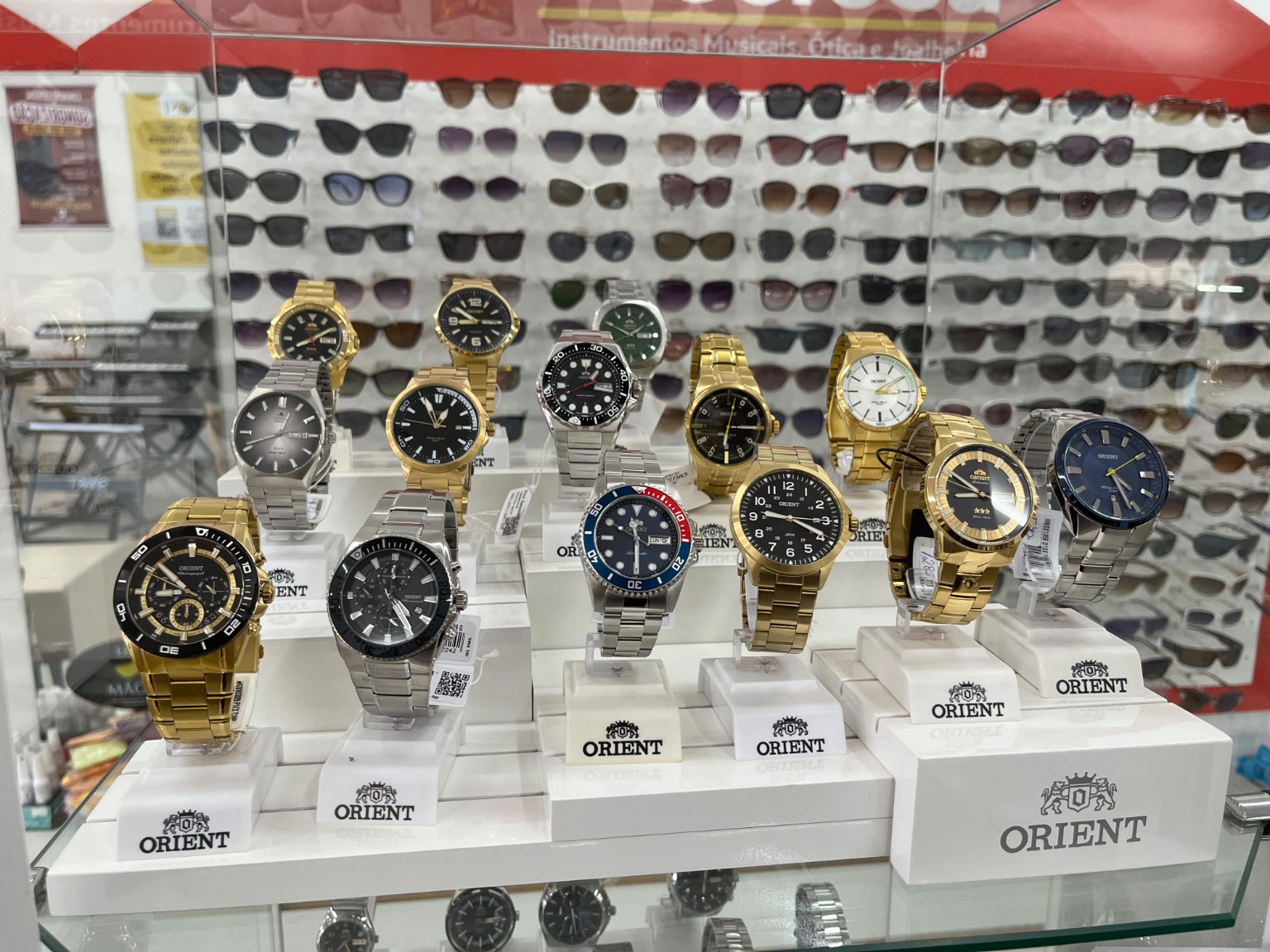 Vitrine de relógios Orient na loja Preciosa