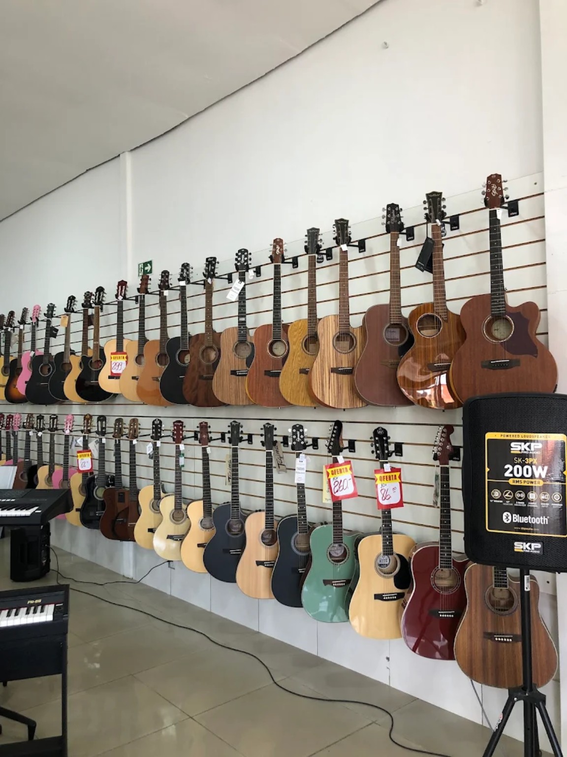 Parede de violões da loja Preciosa atual